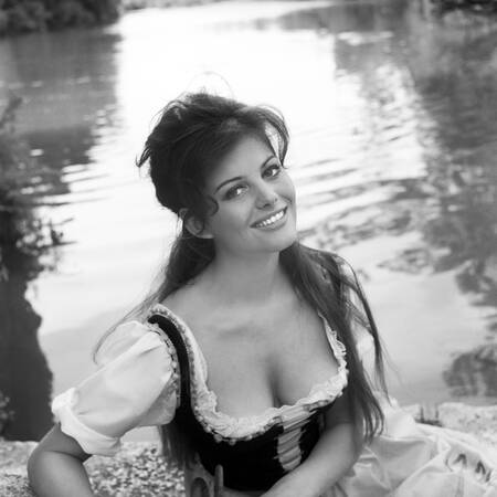 Claudia Cardinale junto a un río en Italia