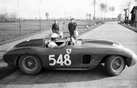 Eugenio Castellotti rijdt in zijn Ferrari Eugenio Castellotti rijdt in zijn Ferrari