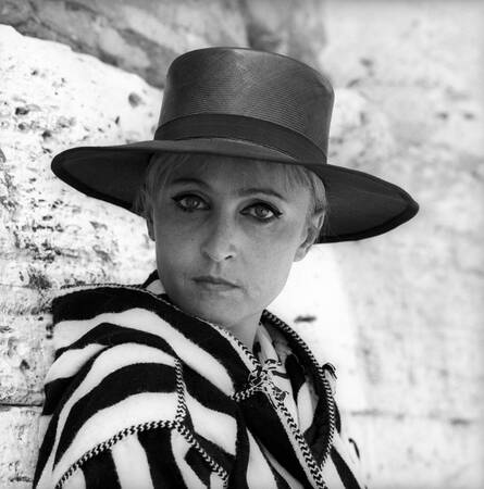 Laura Betti draagt een hoed Laura Betti draagt een hoed