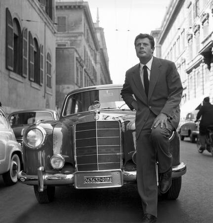 Marcello Mastroianni och hans Mercedes Italien - 1956 Marcello Mastroianni och hans Mercedes Italien - 1956