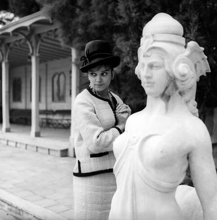 Milva naast een standbeeld Milva naast een standbeeld