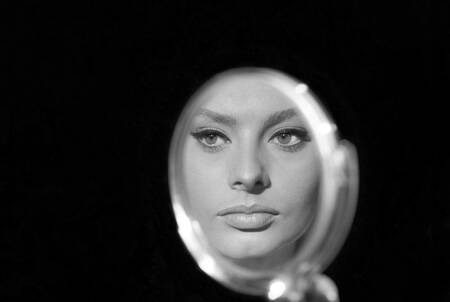 Sophia Loren i en spegel Sophia Loren i en spegel