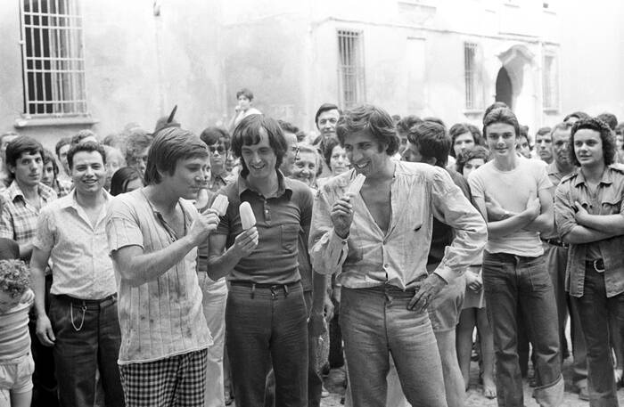 Adriano Celentano che mangia un gelato Adriano Celentano che mangia un gelato