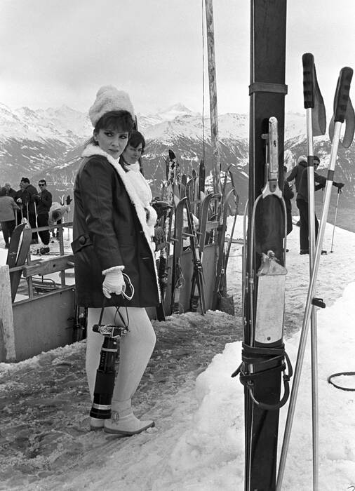 Gina Lollobrigida immortala l'inverno svizzero con la sua macchina fotografica Gina Lollobrigida immortala l'inverno svizzero con la sua macchina fotografica
