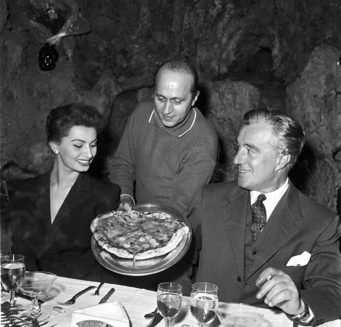 Sophia Loren e Vittorio De Sica con la pizza napoletana Sophia Loren e Vittorio De Sica con la pizza napoletana