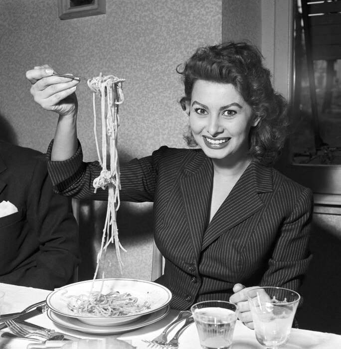Sophia Loren assapora un piatto di spaghetti Sophia Loren assapora un piatto di spaghetti