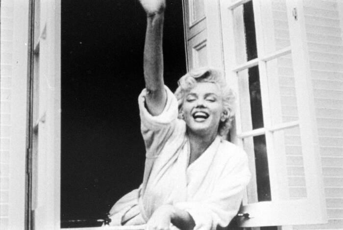 Marilyn Monroe bij het raam