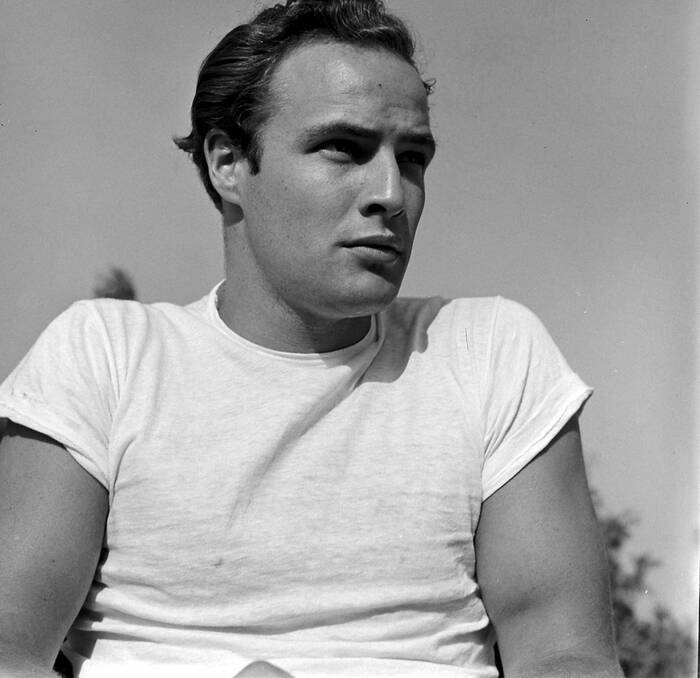 Marlon Brando op de set voor 'The Men'. Marlon Brando op de set voor 'The Men'.