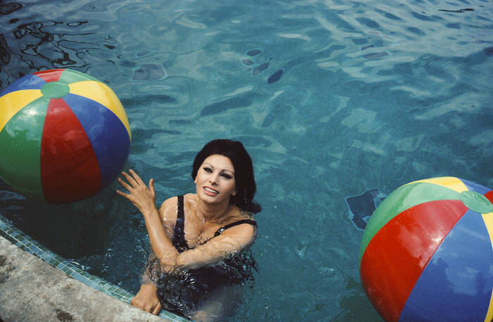 Sophia Loren in haar zwembad in 1964 Sophia Loren in haar zwembad in 1964