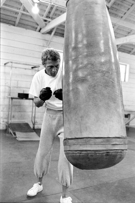 Steve McQueen si allena su un sacco da boxe nel 1963 Steve McQueen si allena su un sacco da boxe nel 1963