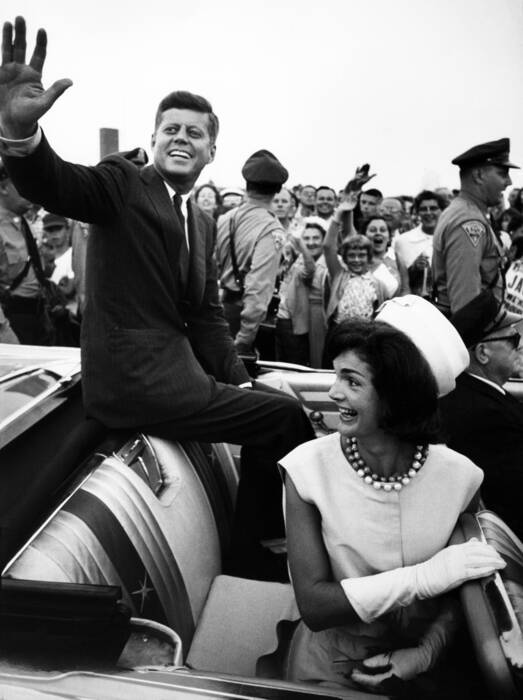 I Kennedy salutano dall'auto I Kennedy salutano dall'auto