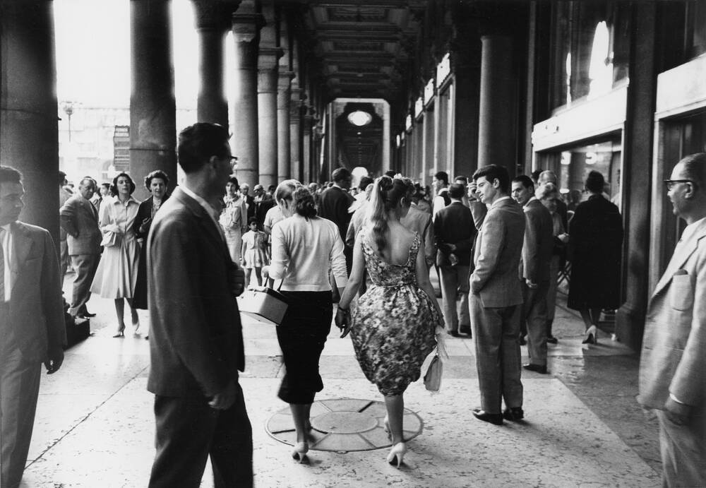 Strolling under the porticoes of Piazza del Duomo