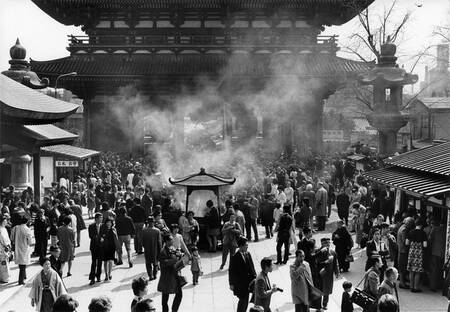 Menigte bij een tempel