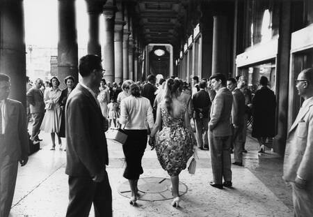 Slenteren onder de zuilengangen van Piazza del Duomo