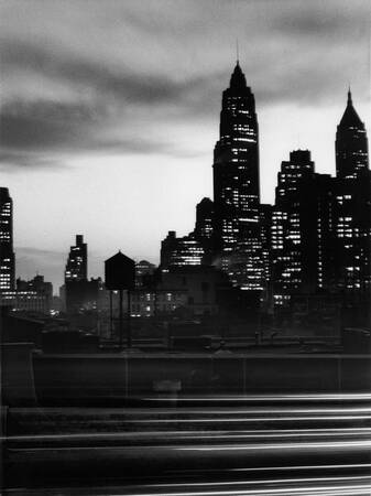 Uitzicht op een nachtelijke skyline Uitzicht op een nachtelijke skyline