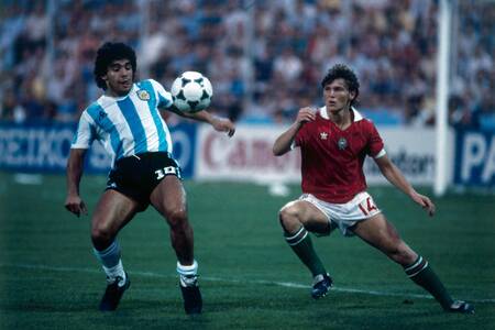 Diego Maradona mit Sandor Sallai während der Fußballweltmeisterschaft 1982 Diego Maradona mit Sandor Sallai während der Fußballweltmeisterschaft 1982