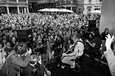 Jon Bon Jovi rockt Covent Garden met verrassingsoptreden 1994