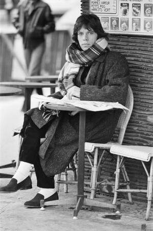 Mick Jagger en un café de París 1985