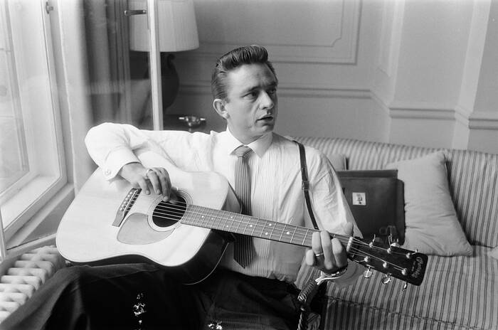 Johnny Cash con la sua chitarra al Savoy Hotel di Londra Johnny Cash con la sua chitarra al Savoy Hotel di Londra
