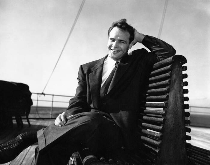 Marlon Brando seduto su una panchina Marlon Brando seduto su una panchina
