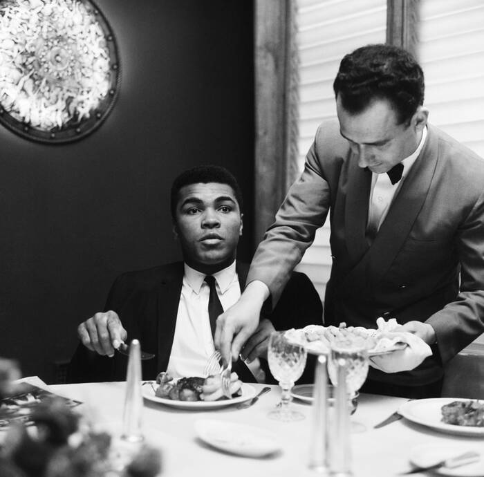 Muhammad Ali a pranzo nel Mayfair Hotel 1965 Muhammad Ali a pranzo nel Mayfair Hotel 1965