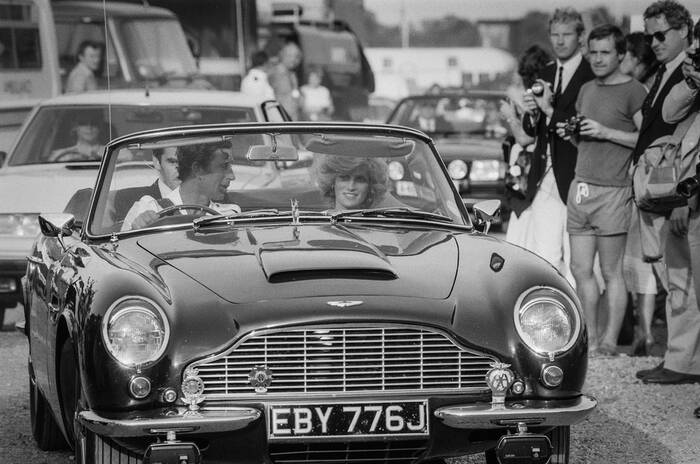 Il Principe Carlo e Lady Diana Spencer in una Aston Martin Il Principe Carlo e Lady Diana Spencer in una Aston Martin