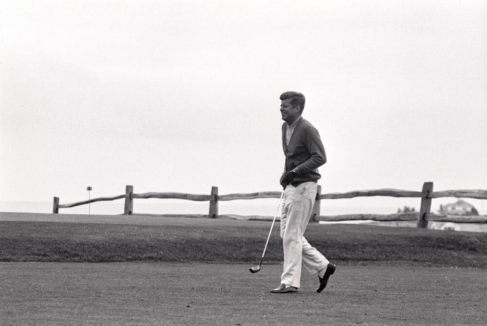 John Kennedy op de golfbaan van Hyannis Port - zomer 1