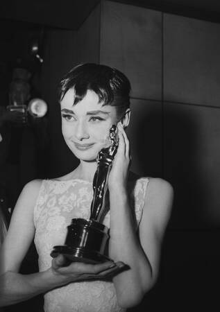 Audrey Hepburn und ihr Oscar für Roman Holiday Audrey Hepburn und ihr Oscar für Roman Holiday