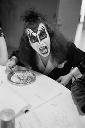 Gene Simmons framför en tallrik med spaghetti Gene Simmons framför en tallrik med spaghetti