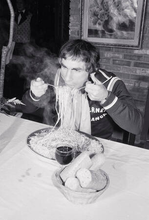 Giancarlo Usai smult van een bord spaghetti Giancarlo Usai smult van een bord spaghetti