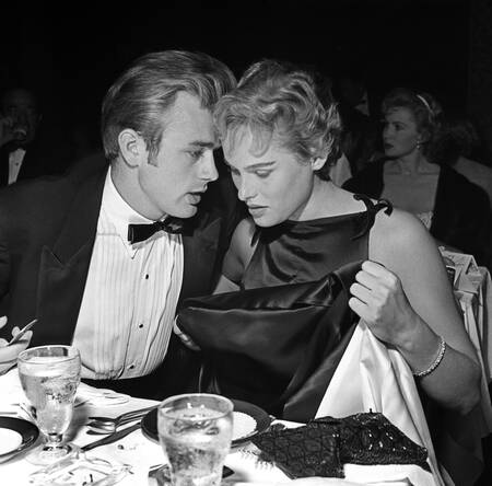 James Dean en Ursula Andress in Ciro's nachtclub James Dean en Ursula Andress in Ciro's nachtclub