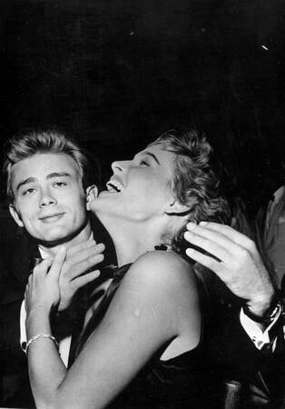 James Dean und Ursula Andress beim Thalian Ball 1955 James Dean und Ursula Andress beim Thalian Ball 1955
