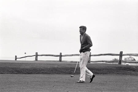 John Kennedy på golfbanan i Hyannis Port - sommar 1 John Kennedy på golfbanan i Hyannis Port - sommar 1