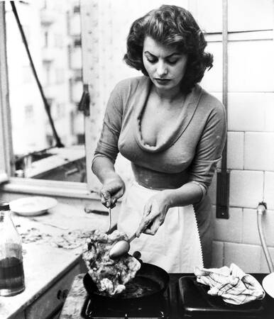 Sophia Loren lagar mat med passion Sophia Loren lagar mat med passion