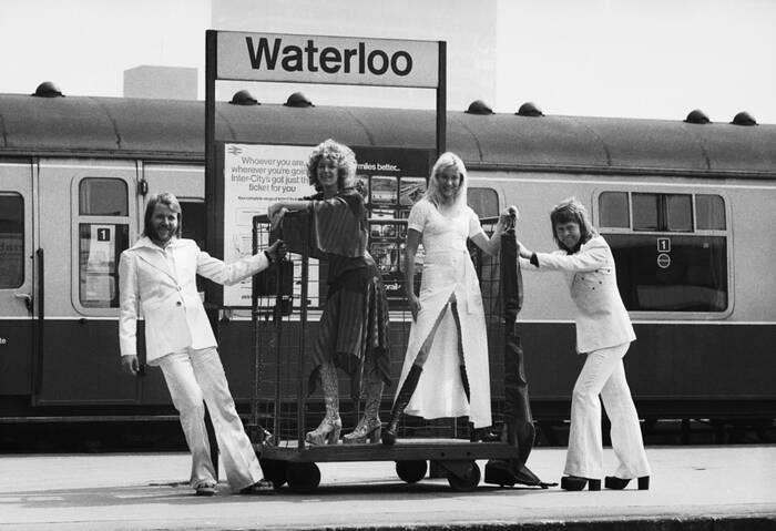 Gli ABBA alla stazione di Waterloo nel 1974 Gli ABBA alla stazione di Waterloo nel 1974