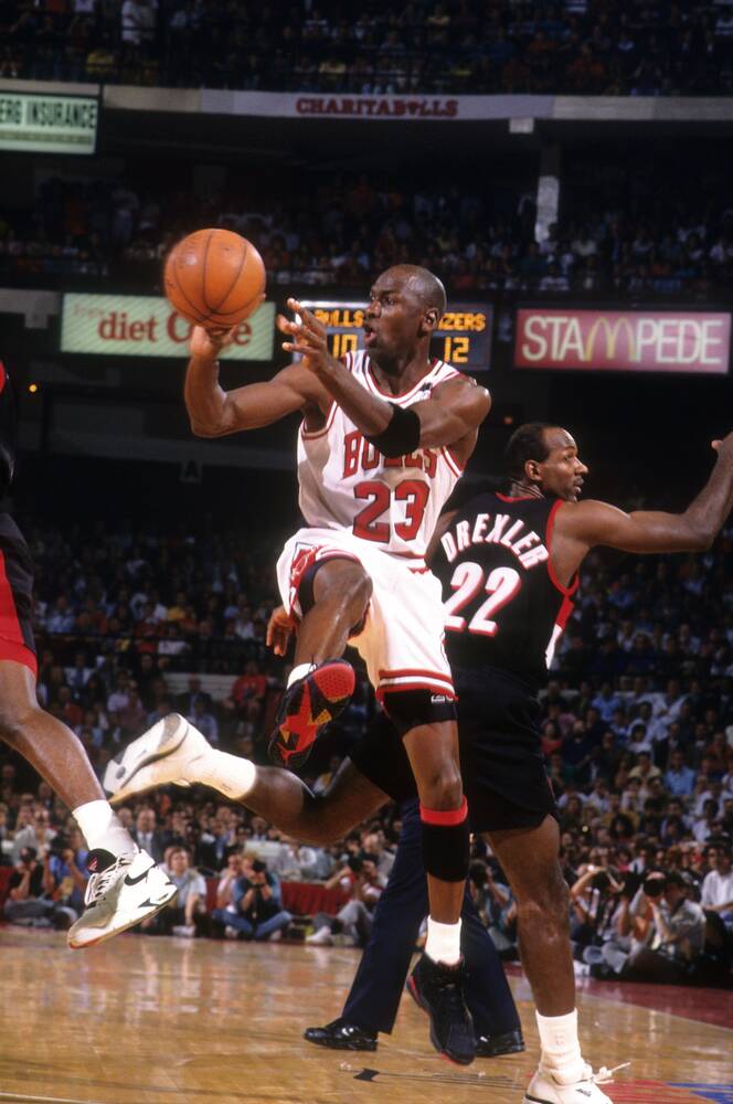 Michael Jordan vs Clyde Drexler Chicago Stadium 1992