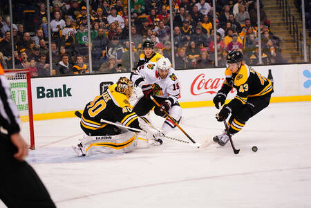 Artem Anisimov Blackhawks gegen Bruins 2018