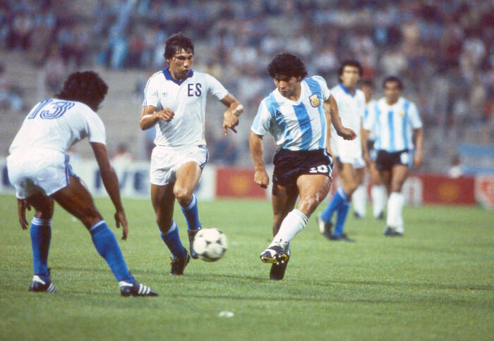Diego Maradona Dribbles Argentina vs El Salvador Alicante 1982 Diego Maradona Dribbles Argentina vs El Salvador Alicante 1982