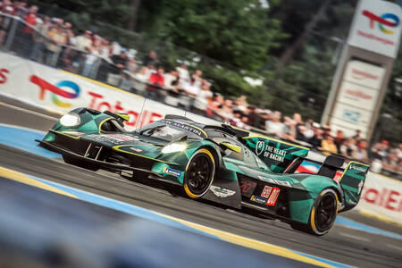 ASTON MARTIN VALKYRIE LE MANS 2025 PASSERELLE DUNLOP ASTON MARTIN VALKYRIE LE MANS 2025 PASSERELLE DUNLOP