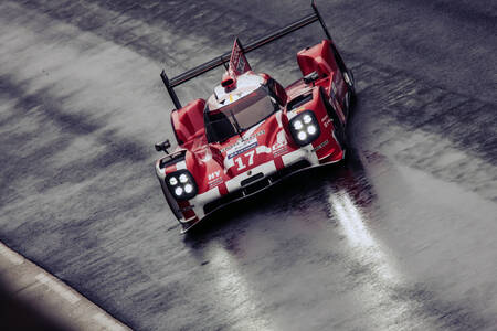 PORSCHE 919 LE MANS 2015 Le rouge lui va si bien PORSCHE 919 LE MANS 2015 Le rouge lui va si bien