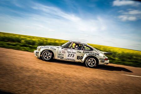 Une PORSCHE dans le COLZA Une PORSCHE dans le COLZA